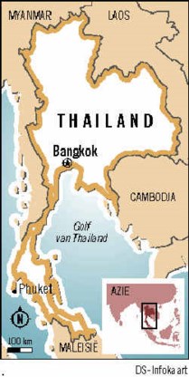 Een Thais legervliegtuig dropt tienduizenden gevouwen kraanvogels boven de zuidelijke provincie Pattani, een van de gebieden waar het al heel het jaar onrustig is.