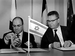 Karel De Gucht (r.) en Sylvan Shalom bij de ondertekening van het akkoord.