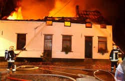 Na de dubbele moord stichtte de dader brand in het huis van zijn slachtoffers.