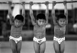 Chinese kinderen oefenen gymnastiek.