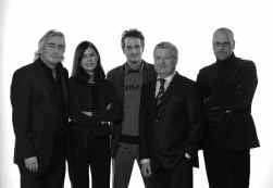 Wim Schamp, Karin Zoons, Marc Appel en Jean-Pierre Van Damme vormen de jury die samen met presentator Hans Otten (midden) op zoek gaat naar succesrijke ondernemers.