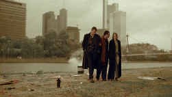 1 januari 2000: einde een eeuw, einde van de film en einde van de trilogie: de jonge generatie zit met een kater.