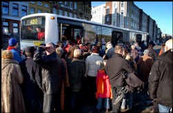 De Lijn zette pendelbussen in om de reizigers alsnog naar de stad te brengen.