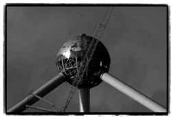 De renovatie van het Atomium in Brussel kost een pak meer dan verwacht.