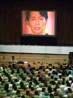 De Birmaanse oppositieleidster met huisarrest, Aung San Suu Kyi, spreekt deelnemers aan een vrouwenrechtenconferentie in Peking toe via de video.