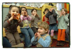 Meer dan helft van de kinderen in de eerste en tweede kleuterklas in de basisschool van Beringen-Mijn komt uit een gezin waar er thuis geen Nederlands wordt gesproken .