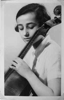 Als 12-jarig meisje speelde Anita Lasker Wallfisch al cello.
