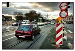 Alle verkeer richting Motsel moet over de strook die eigenlijk is voorbehouden aan trams en bussen.