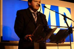 Voor partijvoorzitter Bart Somers moet het uit zijn dat de VLD enkel met zichzelf bezig is.
