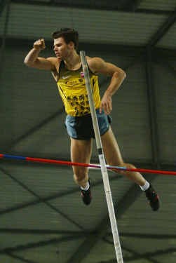 Kevin Rans laat bij een poging op 5,62 meter de balk liggen.
