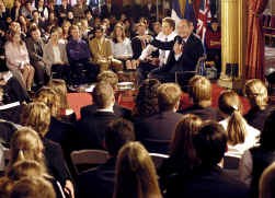 Vorig jaar in mei ging Jacques Chirac, toen samen met Tony Blair (l.), ook al in debat met studenten.