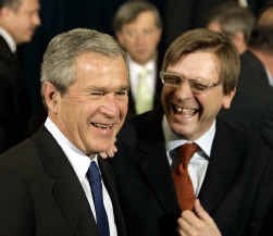 George W. Bush en Guy Verhofstadt: de sfeer is opperbest na het groepsportret bij de Navo.