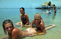 ,,Temptation Island'', een soort simulatie van een uit de hand gelopen tienerkamp. ,,Er zal ook meer aandacht komen voor wat oudere kijkers interesseert'', zegt Ludo Poppe.