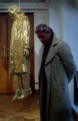 Jan Fabre bij zijn Spijkerman.