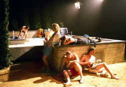,,Meiskes en jongens'' in actie, met centraal Gijs Naber (Anthony, staand) en Katelijne Damen (Lieske, liggend) en op de voorgrond Rogier Philipooms (Gregory, links) en Koen De Graeve (Bertrand).