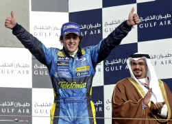 Fernando Alonso moet het zonder champagne stellen op het podium, in het islamitische Bahrein is alcohol immers verboden.