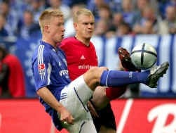 De jonge Mike Hanke (links) mocht al na vier minuten aanvaller Ebbe Sand vervangen en solliciteerde meteen voor een basisplaats bij Schalke 04 met twee knappe doelpunten.