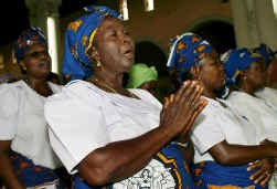 Nigeriaanse vrouwen zingen tijdens een dienst voor de overleden paus in Asaba.