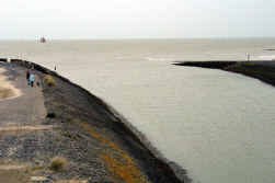 De visser raakte net voor de toegangsgeul naar Cadzand in moeilijkheden.