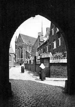 De Calvarieberg in het Begijnhof staat op instorten.