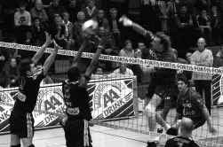 Roeselare-speler Hoho smasht de bal voorbij het Maaseik-blok Roex-Bravo.