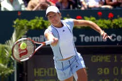 Justine Henin wint met het tornooi van Charleston haar 20ste titel uit haar carrière. Het was met uitzondering van de gouden olympische medaille van Athene ruim een jaar geleden dat ze nog eens de beste was.