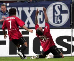 Emile Mpenza was zaterdag verantwoordelijk voor het misschien wel beslissende doelpunt in het Duits kampioenschap: de winnende treffer van Hamburg tegen Schalke 04.