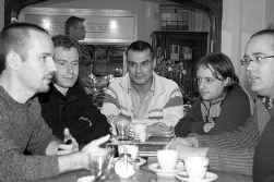 De Gentse bloggers in een cartoon en op foto: vlnr. Bruno Bollaert, Wouter Temmerman, Hugues De Somere, Dimitri Verstraeten en Steven Noels. De site viert zijn eerste verjaardag.