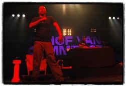 Flip Kowlier, en achter hem 4T4: ,,Ezoa en niet anders''.