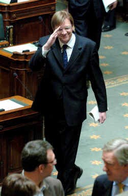 Premier Guy Verhofstadt verlaat tevreden het spreekgestoelte in de Kamer; vrijdag krijgt hij gegarandeerd het vertrouwen van het parlement.