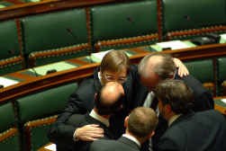 Premier Guy Verhofstadt sluit paarse medestanders in de armen: de ministers Rudy Demotte (PS) en Johan Van de Lanotte (SP.A) en de kamerleden Luk Van Biesen (VLD) en Hervé Hasquin (MR).