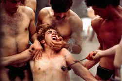 Scène uit Pasolini's laatste film, Salo, een schokkende en uitzichtloze aanklacht tegen machtsmisbruik. Heeft deze film hem het leven gekost?
