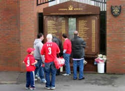 Net naast de Bill Shankly-gate, de grote toegangspoort van Anfield Road, staat een indrukwekkend monument voor de ramp in Hillsborough. Voor de Heizel is er slechts een kleine plaquette.