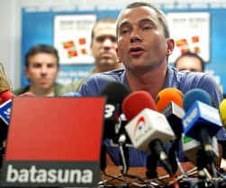 Batasuna-woordvoerder Joseba Permach pleitte op een persconferentie voor de vrijlating van Arnaldo Otegi.