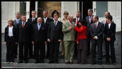 De 15 federale ministers en koning Albert II bij de eedaflegging in 2003.