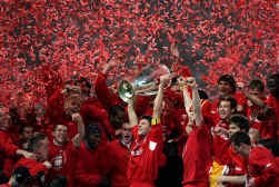 Kapitein Steven Gerrard tilt de beker in de lucht. ,,Volgend seizoen moeten we ook succesrijk zijn in de Engelse competitie'', zegt hij.