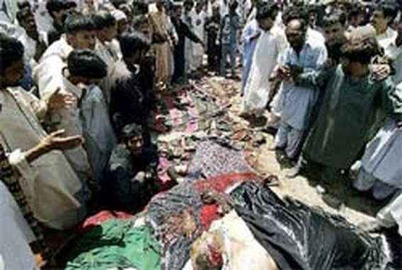Zeker 20 doden bij zelfmoordaanslag op Pakistaans heiligdom (update)