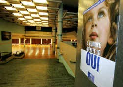 In de Palexpo-hal in Genève roept een affiche de Zwitsers op 'ja' te stemmen.