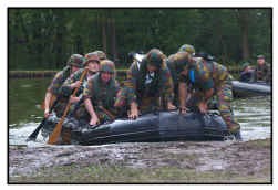 In de kazerne van Leopoldsburg kunnen de leerlingen proeven van het soldatenleven.