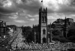De deelnemers aan de mars in Edinburgh vormden een menselijke ketting rond de oude stad.
