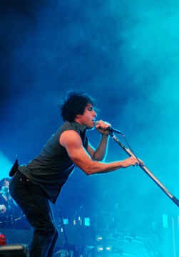 Trent Reznor van Nine Inch Nails leek zijn publiek wel te hypnotiseren.