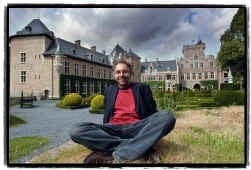 Luc Vanackere: ,,Op warme dagen, bij valavond, lijkt het of het kasteel boven je hoofd in de wolken geprojecteerd wordt.''