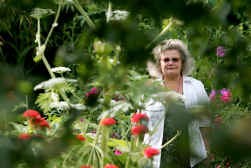 Els Seldeslachts, alias witte heks Epona, zweert bij haar dagelijkse kruidenmix om gezond oud te worden.