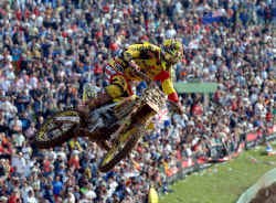 Stefan Everts maakt een sprong op de omloop van Uddevalla. Everts haalde nog nipt het podium.