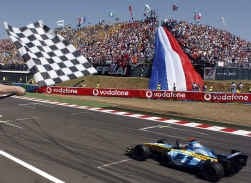 Fernando Alonso, de Spanjaard in een Franse bolide, pakte in het thuisland van Renault zijn vijfde GP-zege van het seizoen.