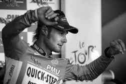 Tom Boonen past zijn groene trui op het podium na zijn overwinning in de massaspurt.