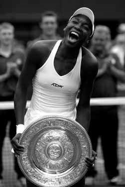 Venus Williams: blij als een kind met haar derde Wimbledonschaal.