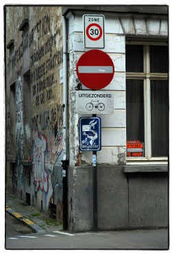 Een fietser die een eenrichtingsstraat inrijdt waar geen uitzonderingsbord hangt, kan worden bekeurd.