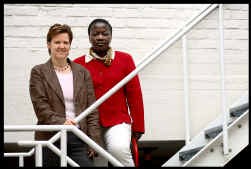 Dat de Congolese Henrietta Shongania Komba (rechts) burgerlijk ingenieur is, maakt hier geen indruk. Els Van Hoof, van Vrouw & Maatschappij, vraagt aandacht voor hooggeschoolde allochtonen.