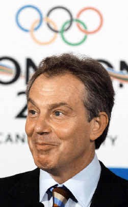 Tony Blair glundert: voor de derde maal mag Londen de Spelen organiseren.
